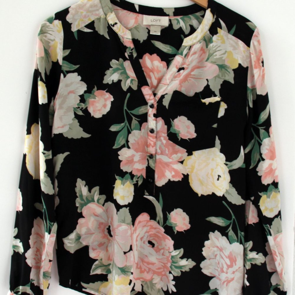 1/2 PRICE MARKDOWN!  LOFT Black Floral Flowy Top Size XS